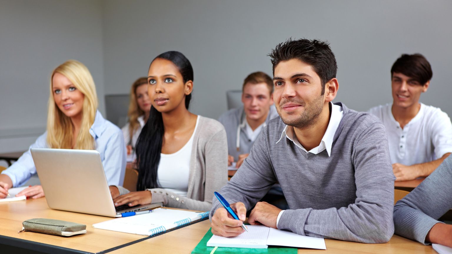 Clases Online vs. Clases en vivo: Descubre las distinciones y ventajas para tu educación