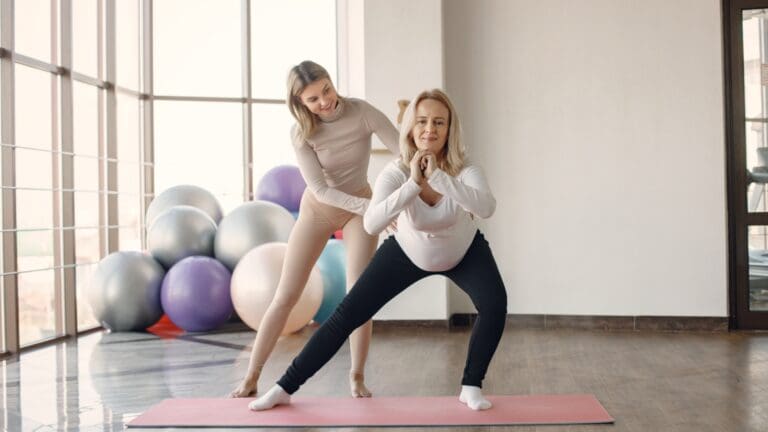 Descubre cómo el yoga para embarazadas no solo te ayuda a mantenerte en forma, sino que también te brinda beneficios físicos y emocionales.