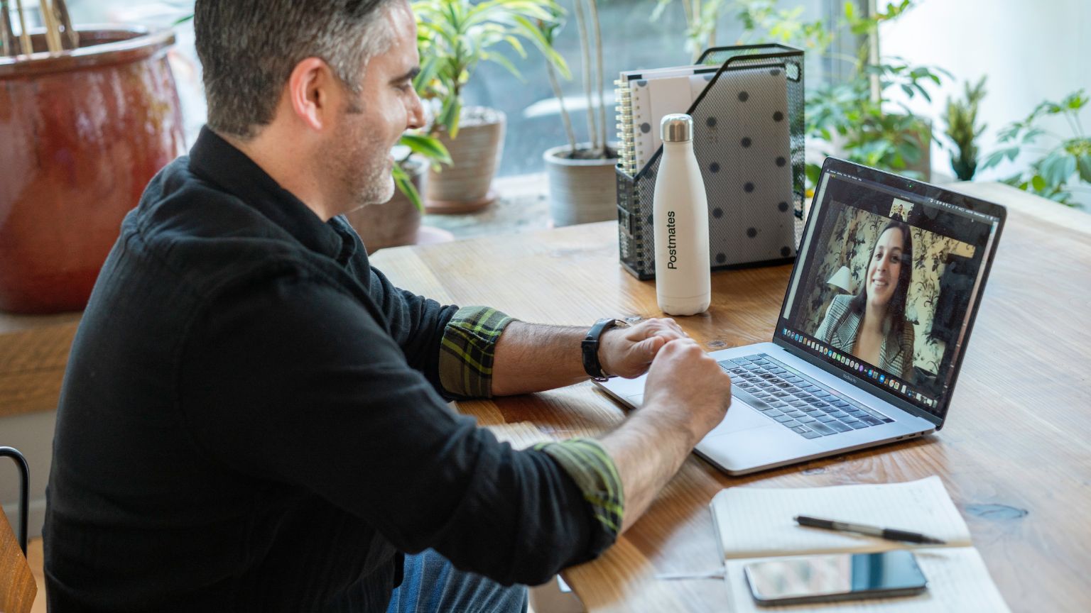 Hombre recibiendo clases en linea desde su computador portátil en España.