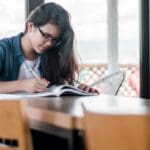 Mujer estudiando idiomas en España.