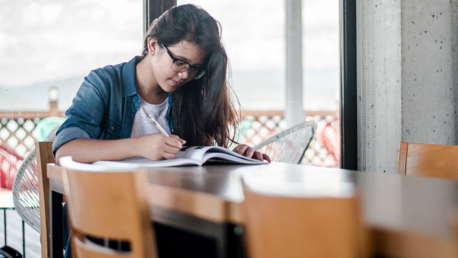 Mujer estudiando idiomas en España.