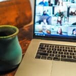 taza de café junto a portátil en una clase virtual en España