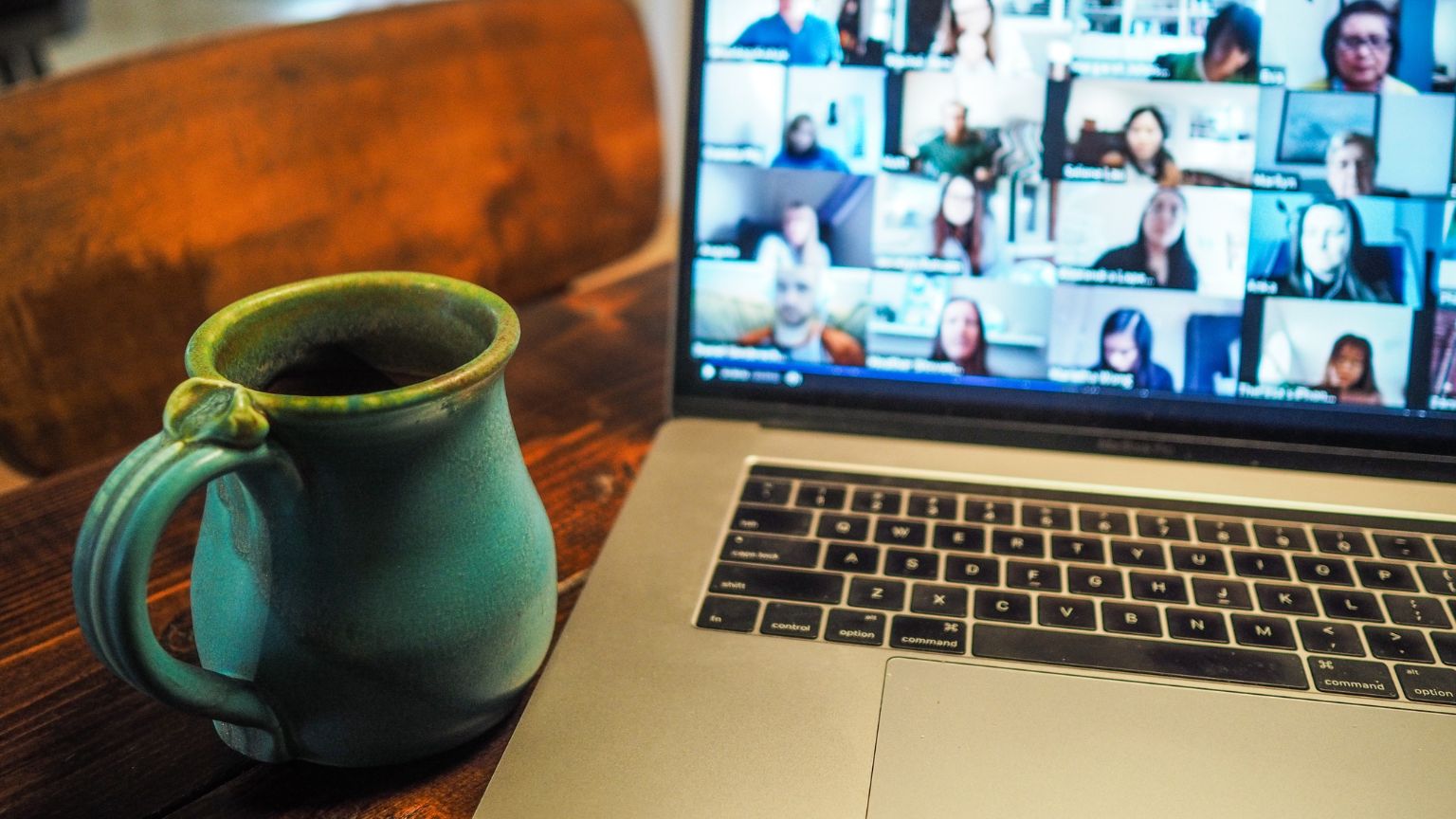 taza de café junto a portátil en una clase virtual en España