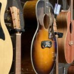 Set de guitarras artesanales colgadas en la pared de un local en España