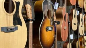 Set de guitarras artesanales colgadas en la pared de un local en España