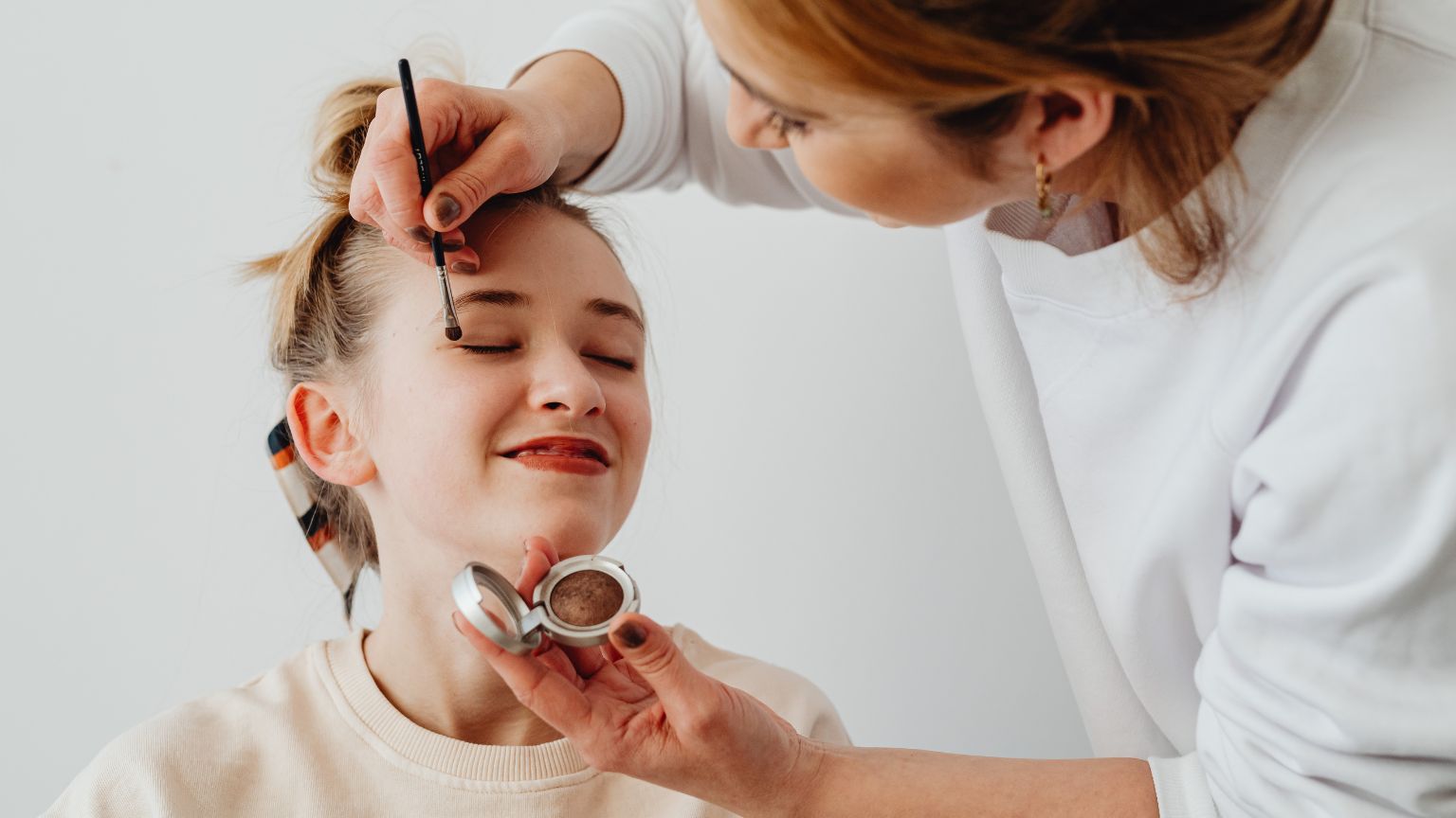 El impacto del maquillaje y el peinado en la comunicación no verbal