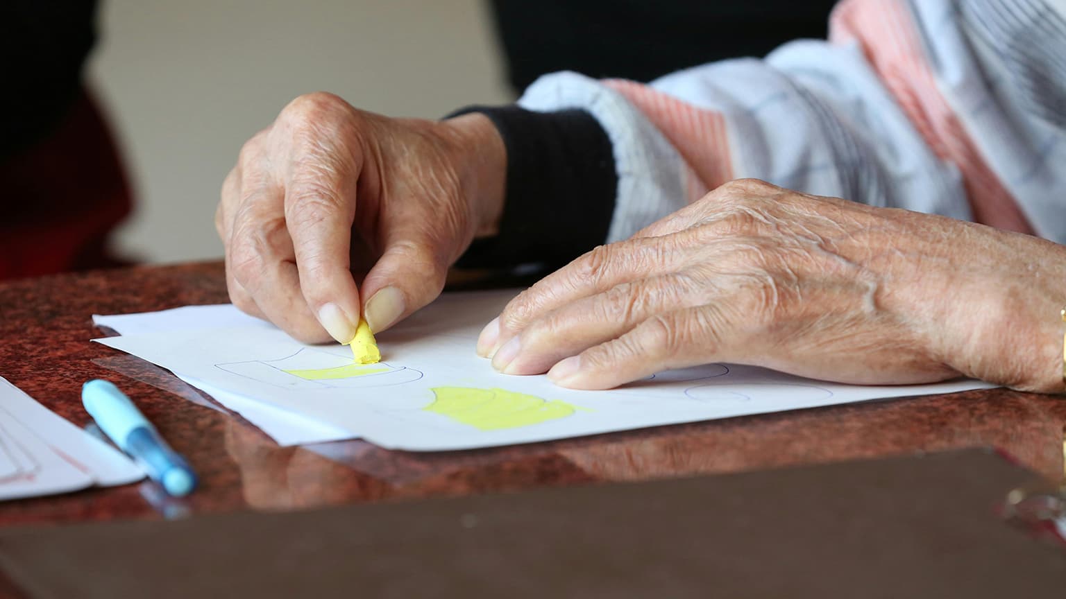 Formación certificada en pedagogía Montessori para profesionales del cuidado de Alzheimer