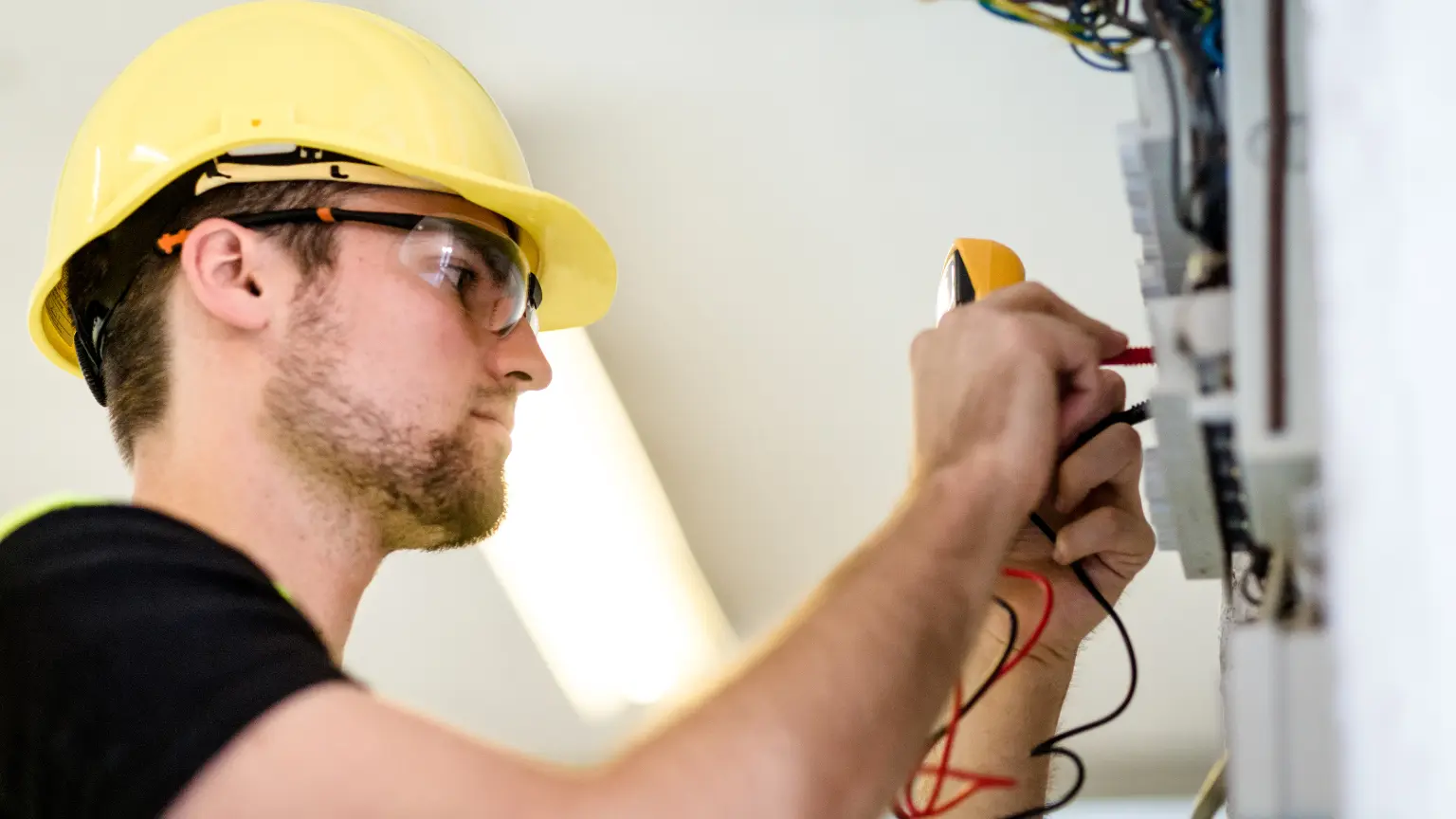 Instalaciones eléctricas: servicios, beneficios y cuándo contratar un electricista profesional