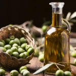 Aceite de oliva el oro líquido que procede del zumo de las aceitunas cosechadas