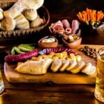 Imagen de maridaje con cerveza artesanal y varios platos de comida gourmet en una mesa