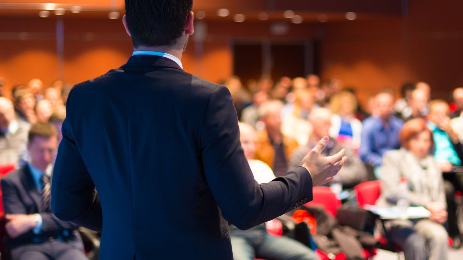 Beneficios de la risoterapia en conferencias y eventos empresariales.