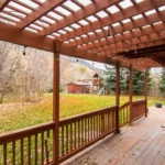 Diseño de porches de madera tendencias actuales para chalets