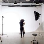 Estudio fotográfico profesional en Barcelona con equipo de iluminación y decoraciones temáticas para sesiones de fotografía corporativa, familiar e infantil.