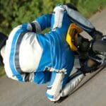 Niño conduciendo una minimoto en un circuito, equipado con casco y protecciones. Ideal para aprender motociclismo con seguridad y diversión.