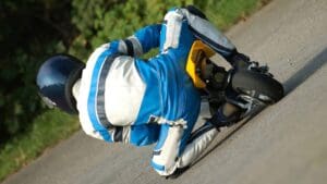 Niño conduciendo una minimoto en un circuito, equipado con casco y protecciones. Ideal para aprender motociclismo con seguridad y diversión.