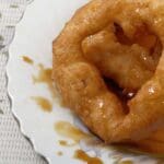 Postres peruanos tradicionales como picarones y suspiro limeño, representativos de la gastronomía peruana