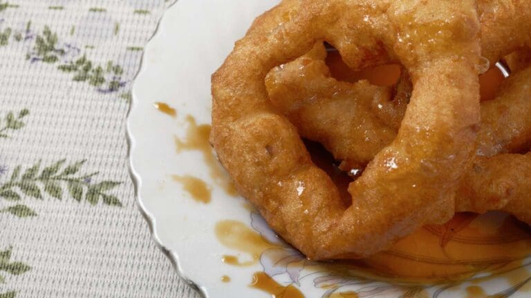 Postres peruanos tradicionales como picarones y suspiro limeño, representativos de la gastronomía peruana