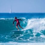 Clase de surf para principiantes en Playa de las Américas, Tenerife, con instructores y olas ideales para aprender a surfear.