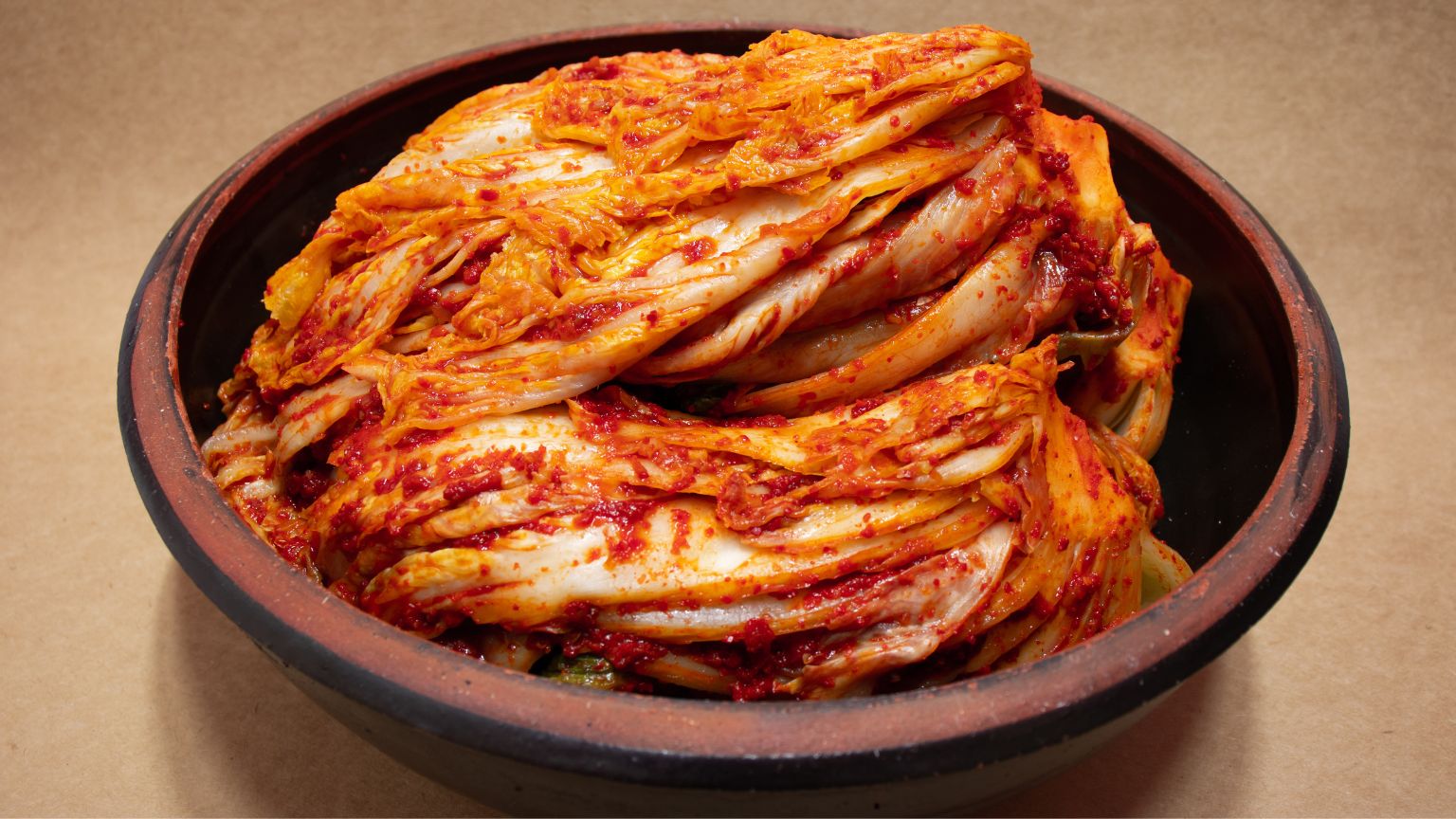 Kimchi tradicional coreano servido en un bol, un plato fermentado típico de Corea.