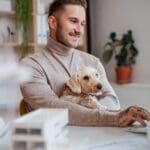 Intervención asistida con animales para mejorar el ambiente laboral y reducir el estrés de los empleados.