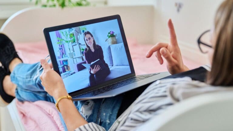 Persona en sesión de terapia online desde casa, recibiendo apoyo psicológico profesional para controlar la ansiedad.