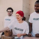 Cómo el voluntariado impacta la inclusión social en las ciudades