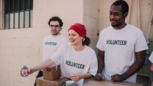 Cómo el voluntariado impacta la inclusión social en las ciudades