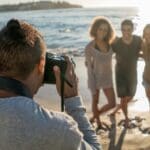 Familia disfrutando de una sesión fotográfica al aire libre. Momentos auténticos capturados en una fotografía familiar profesional.