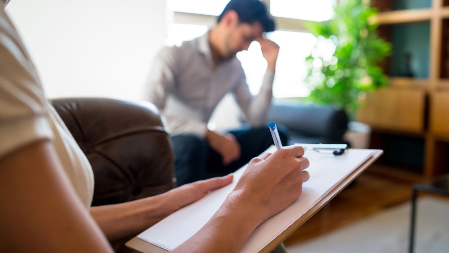 Cómo la Terapia Gestalt te ayuda a mejorar tu bienestar emocional.