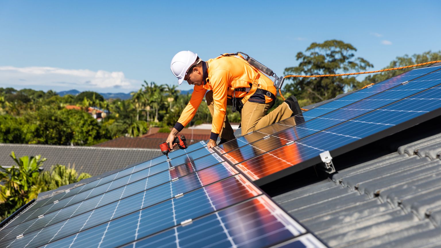 Cómo la instalación de placas solares y puntos de carga eléctricos impulsan la sostenibilidad.