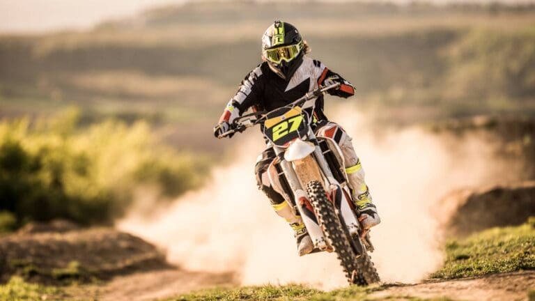 Moto deportiva en carretera con suspensión ajustada, mejorando el control y rendimiento en la conducción.