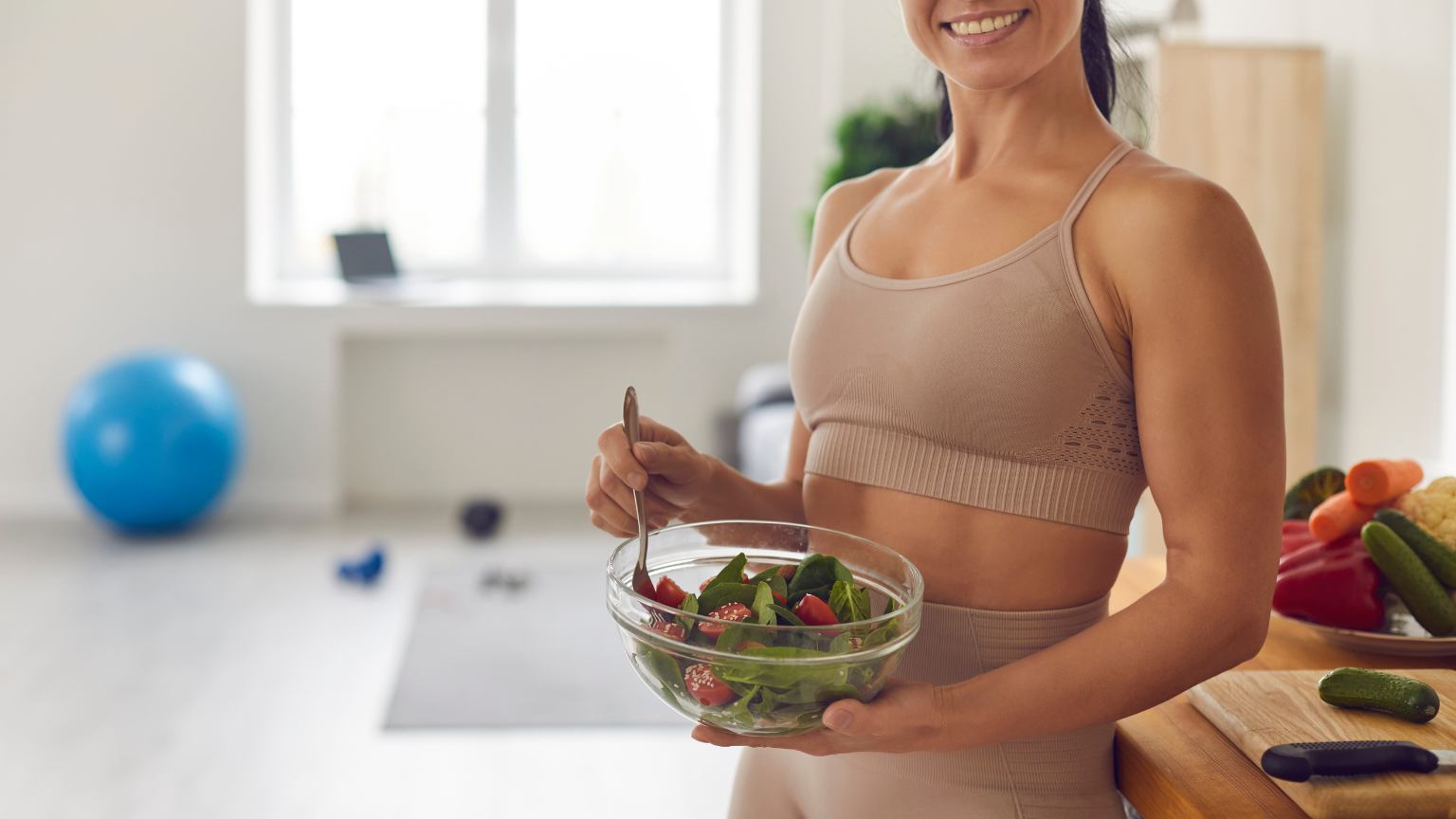 Persona disfrutando su plan nutricional personalizado en línea para mejorar su salud.