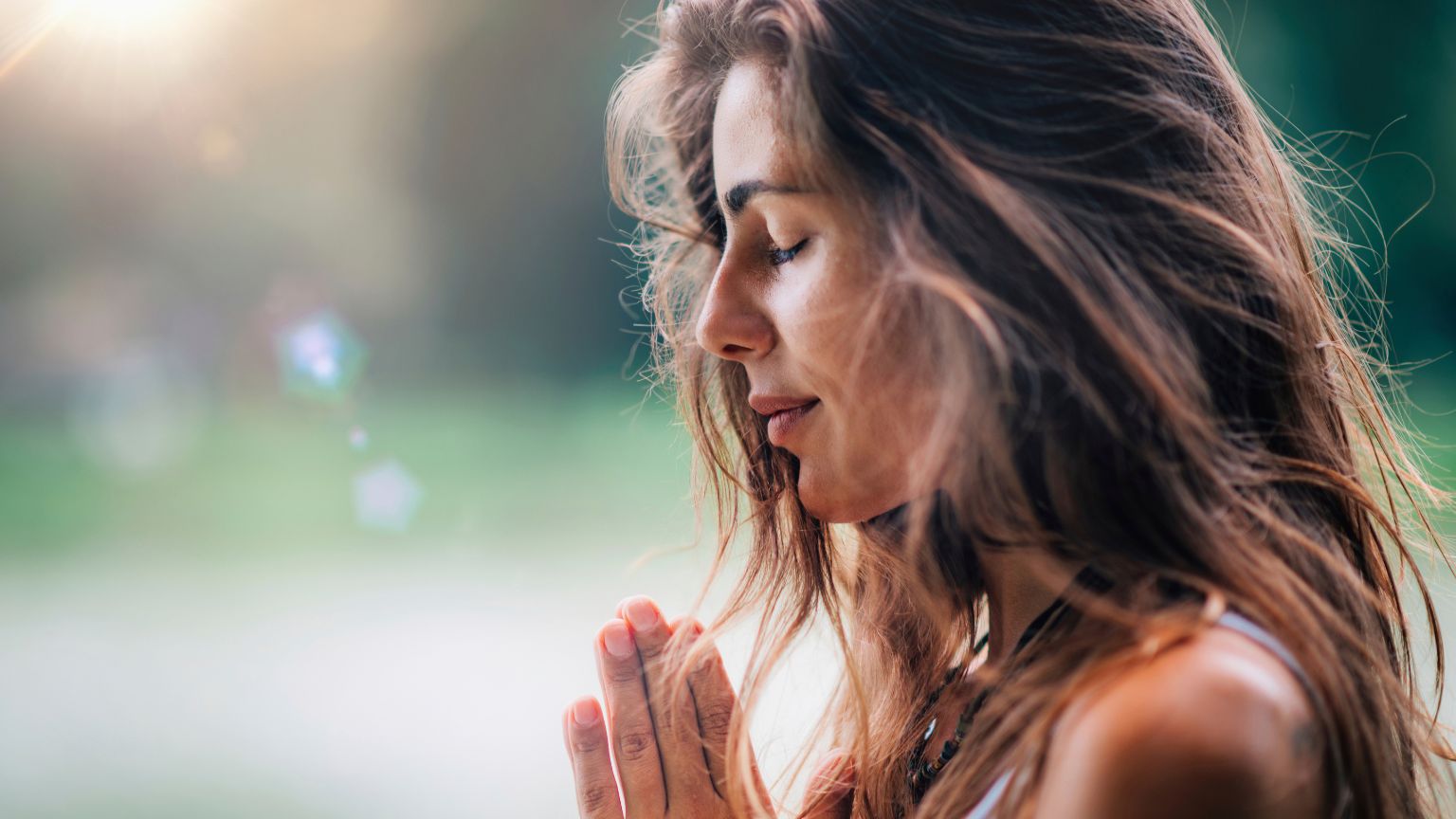 Persona practicando mindfulness al aire libre, disfrutando de un momento de calma y conexión con el presente.