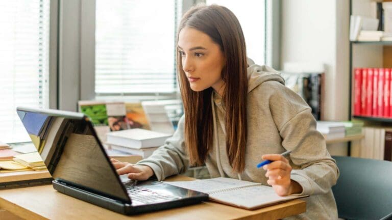 Estudiantes participando en clases de idiomas online desde casa, con ordenadores portátiles, en un entorno cómodo y flexible