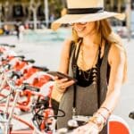 Tour en bicicleta por Barcelona explorando la ciudad, sus monumentos y calles emblemáticas en un recorrido guiado.