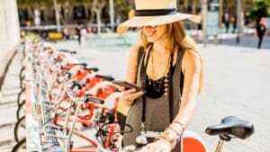 Tour en bicicleta por Barcelona explorando la ciudad, sus monumentos y calles emblemáticas en un recorrido guiado.