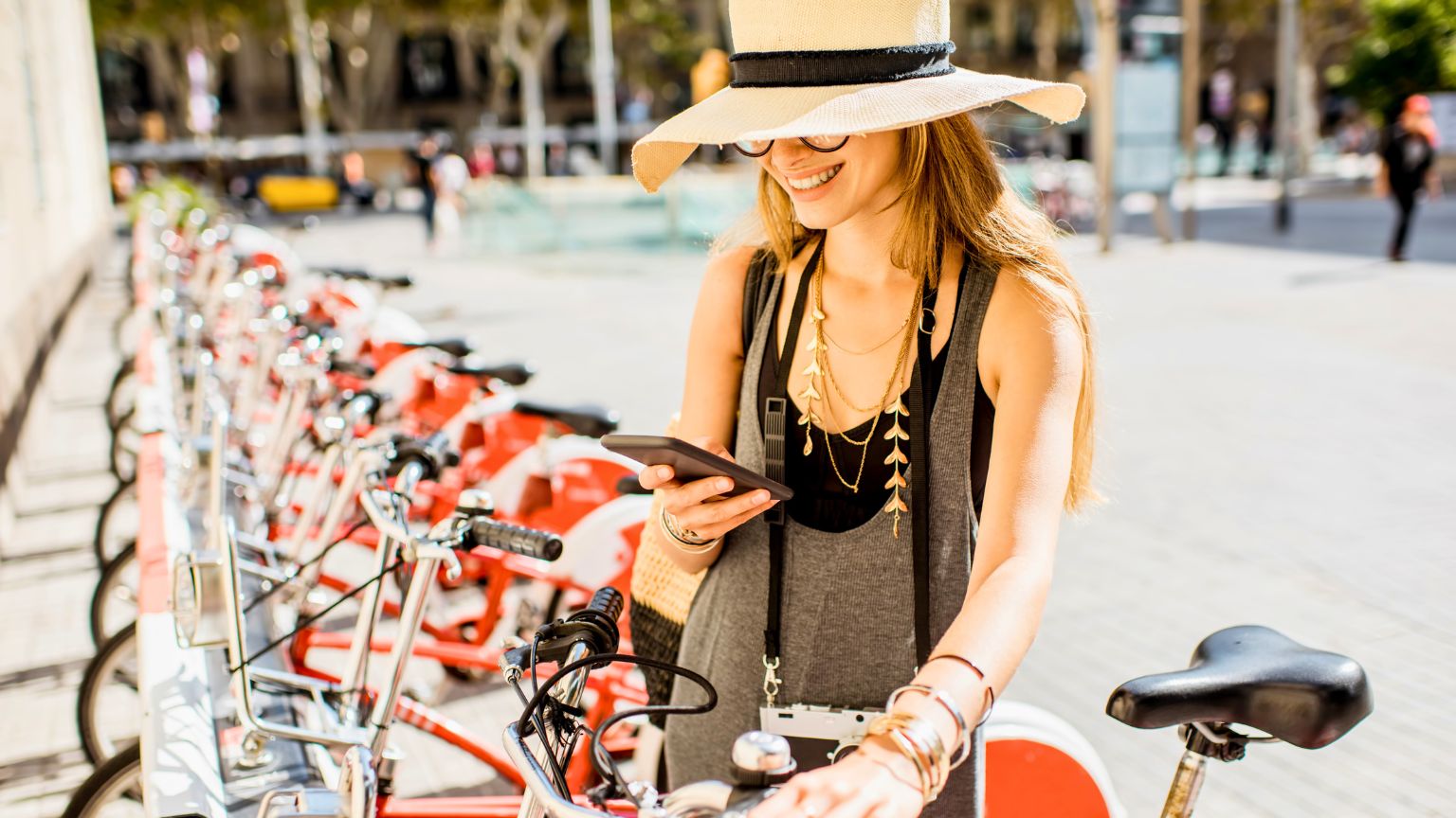 Tour en bicicleta por Barcelona explorando la ciudad, sus monumentos y calles emblemáticas en un recorrido guiado.