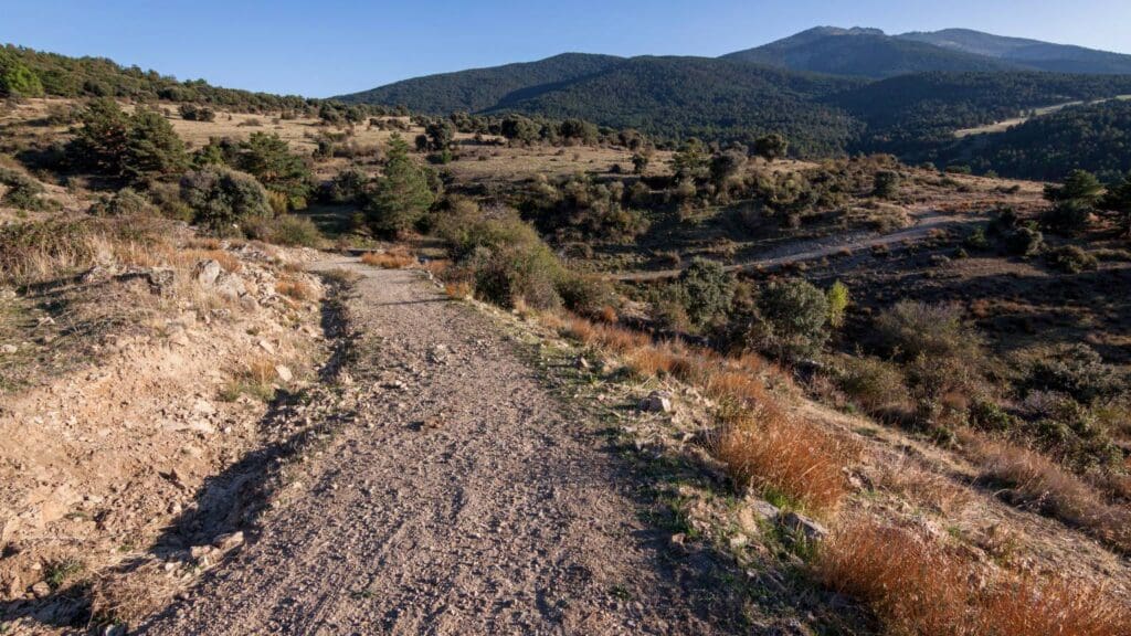 Paisaje montañoso de la Sierra de Guadarrama, ideal para actividades de turismo rural en Segovia.