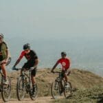 Disfruta del ciclismo en montaña con equipamiento de alto rendimiento para mejorar tu seguridad y control en cada ruta.