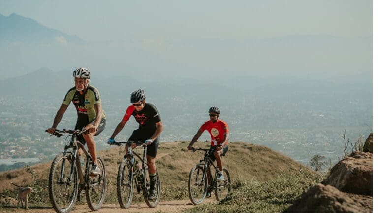 Disfruta del ciclismo en montaña con equipamiento de alto rendimiento para mejorar tu seguridad y control en cada ruta.