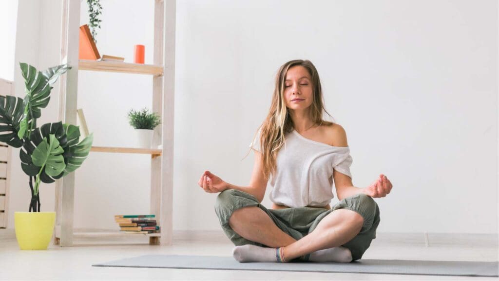 Psicóloga guiando a paciente en sesión de mindfulness para mejorar el bienestar emocional y reducir el estrés.