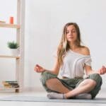 Psicóloga guiando a paciente en sesión de mindfulness para mejorar el bienestar emocional y reducir el estrés.