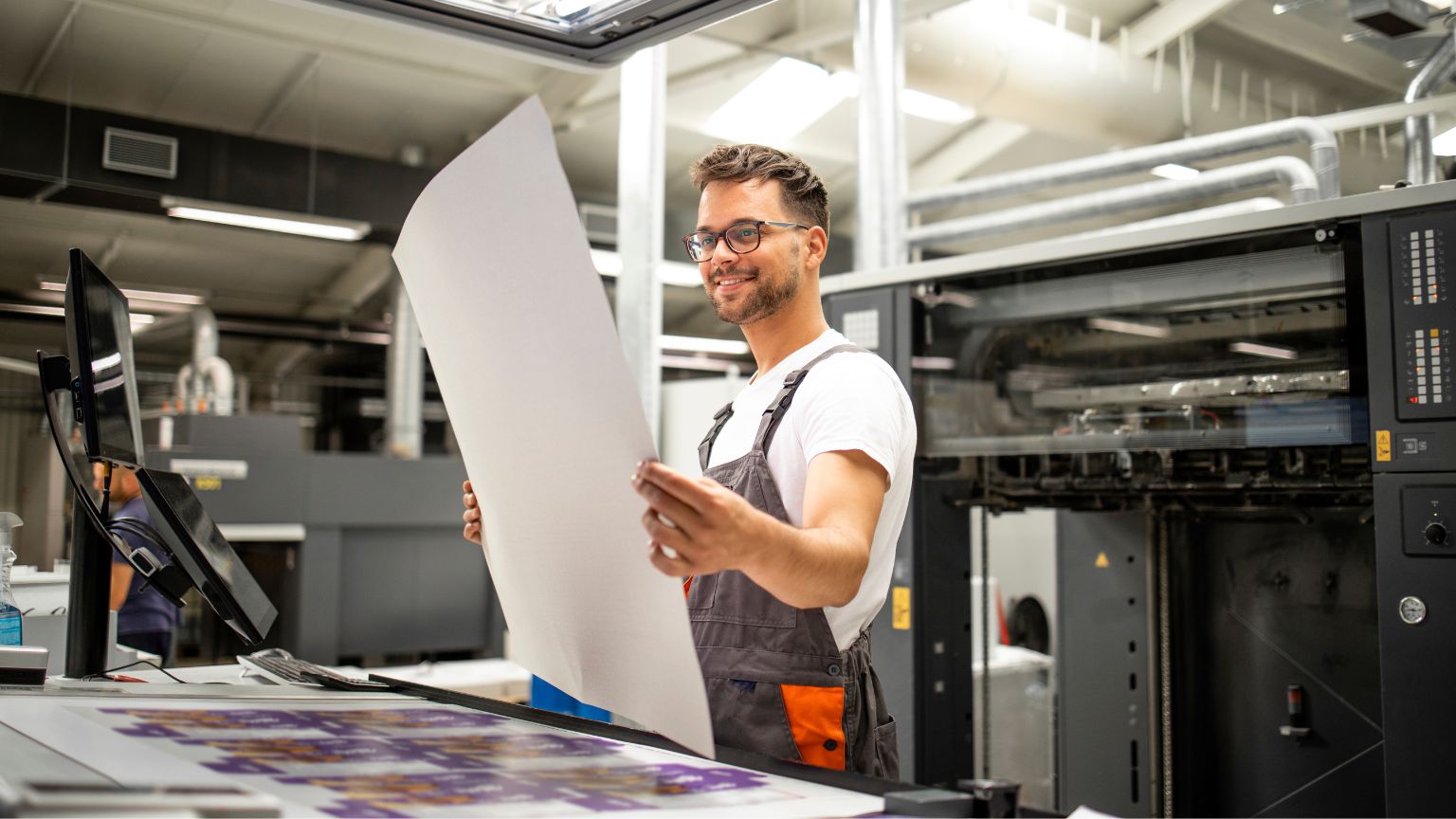 Proceso de impresión digital y offset en Madrid con materiales de alta calidad y soluciones personalizadas.