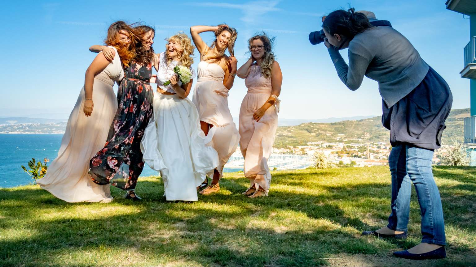 Professional wedding photographer in Spain capturing a bride and groom during an outdoor photo session in Barcelona.