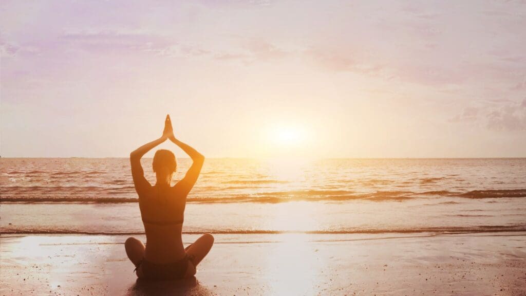 Persona practicando mindfulness al aire libre para reducir el estrés y la ansiedad, promoviendo el bienestar mental.