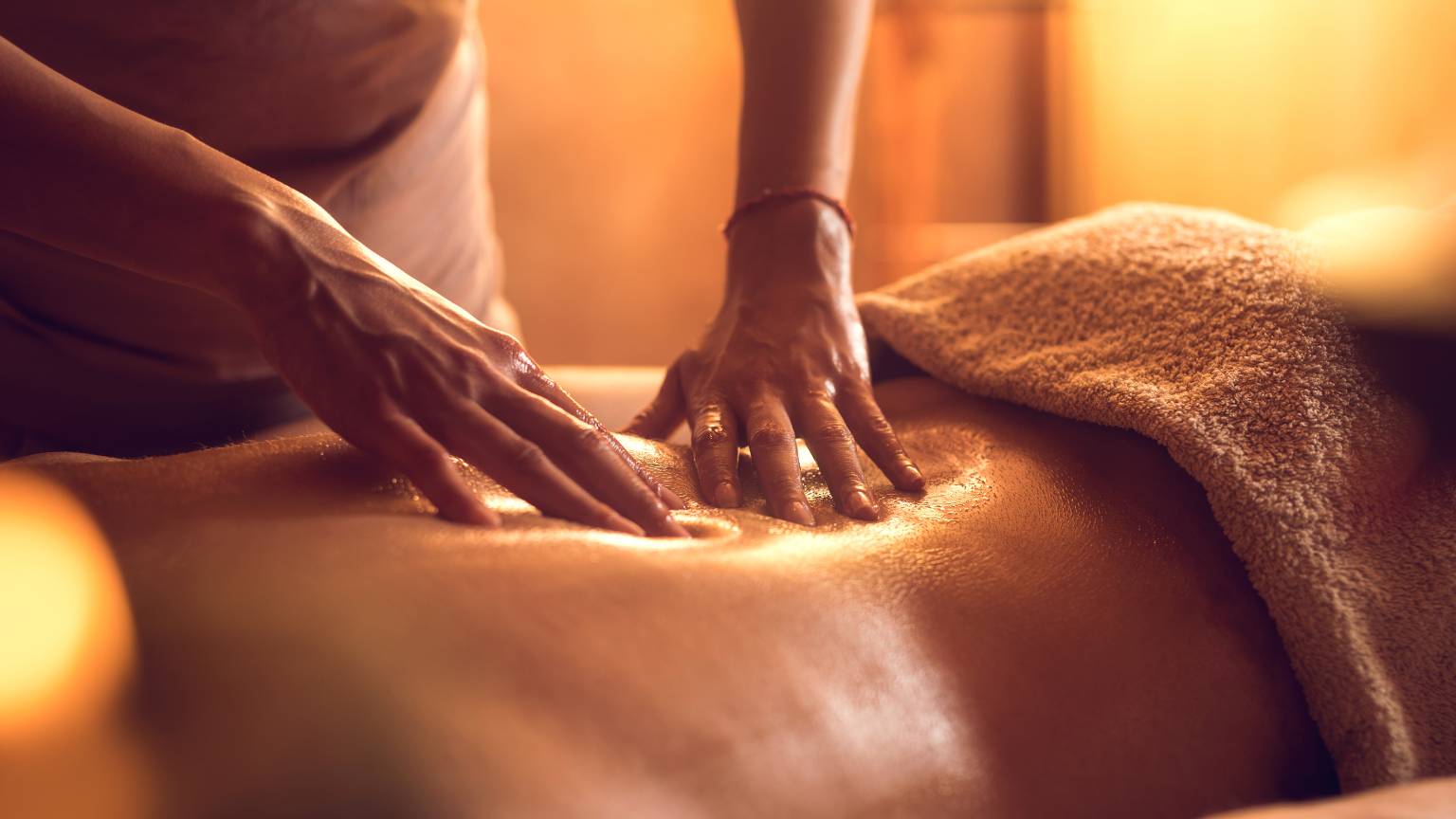 Persona recibiendo un masaje relajante en un spa para reducir el estrés y revitalizar el cuerpo.