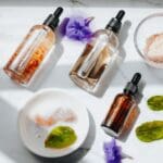 Productos de cosmética natural elaborados con ingredientes ecológicos para un cuidado de la piel respetuoso con el medio ambiente.