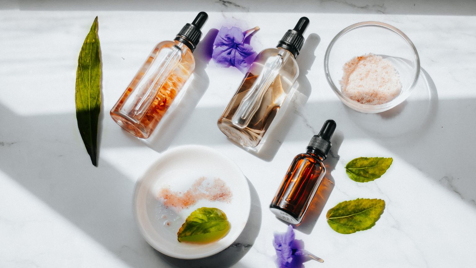 Productos de cosmética natural elaborados con ingredientes ecológicos para un cuidado de la piel respetuoso con el medio ambiente.