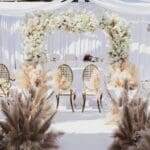 Decoración elegante de una boda al aire libre en la Costa del Sol, organizada por un wedding planner profesional