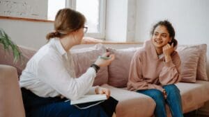 Persona reflexionando en un espacio tranquilo, representando el bienestar emocional que se logra con la ayuda de la psicología y terapias personalizadas.